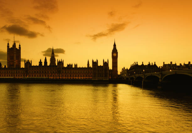 big ben und parlament in london in der abenddämmerung - london england victorian style big ben dark stock-fotos und bilder