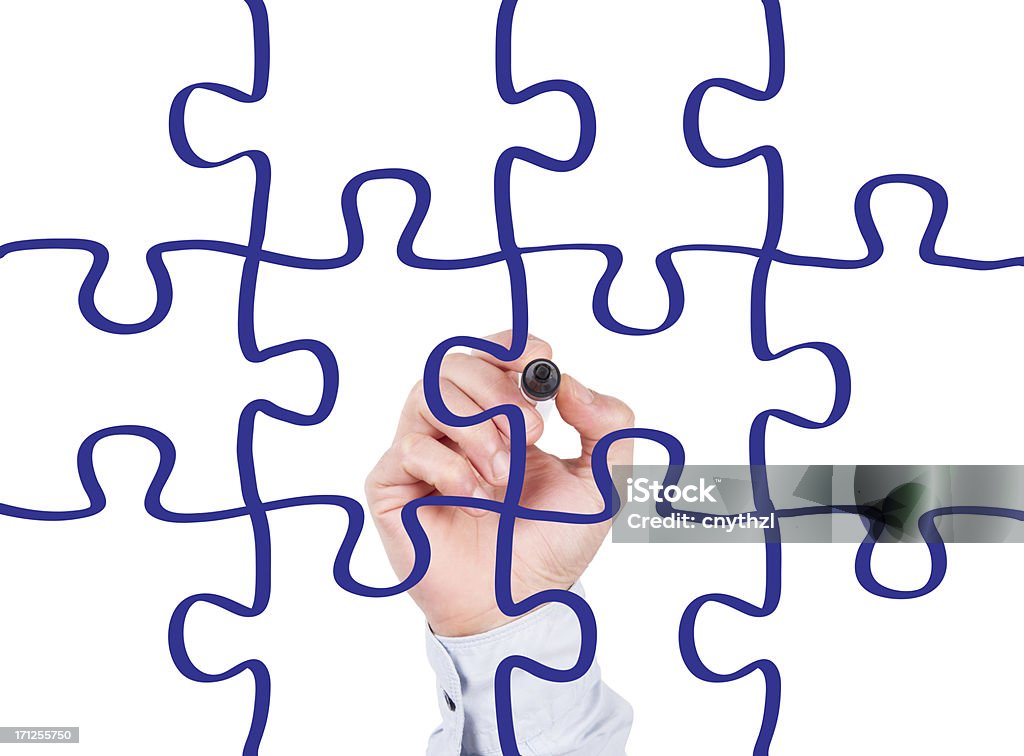 Geschäftsmann Zeichnung ein Puzzle über Weiße Tafel - Lizenzfrei Leitende Position Stock-Foto