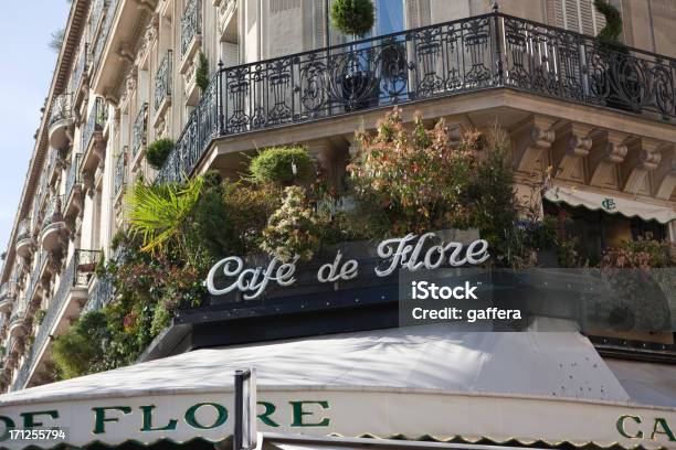 Café De Flore A Parigi Francia - Fotografie stock e altre immagini di Cafe de Flore - Cafe de Flore, Parigi, Ambientazione esterna