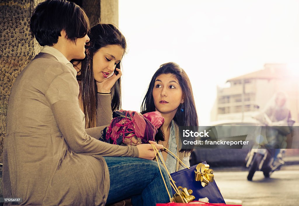 Adolescentes chica en su hogar después de hacer compras en el teléfono - Foto de stock de 20-24 años libre de derechos