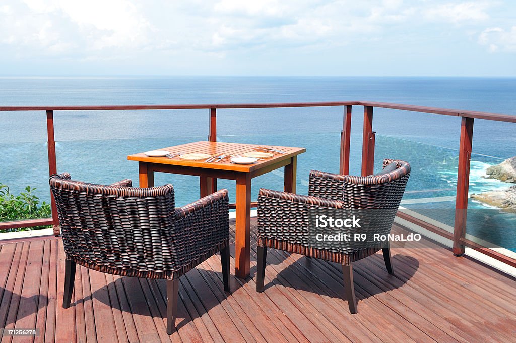 Номер с видом на море и обеденным столом на двоих - Стоковые фото Пара - Человеческие взаимоотношения роялти-фри