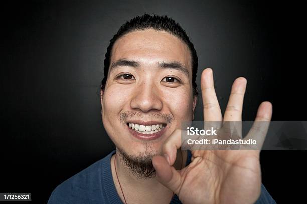 Estudio Retrato De Hombre Joven Asiática Foto de stock y más banco de imágenes de Adulto - Adulto, Adulto joven, Alegre