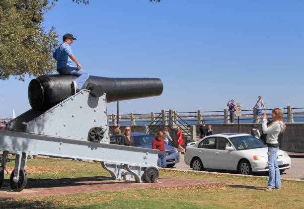 posando en cannon - tourist photographing armed forces military fotografías e imágenes de stock
