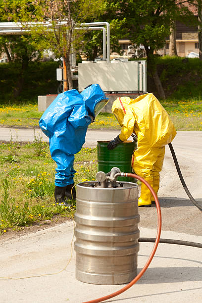equipe de matper - radiation protection suit clean suit toxic waste biochemical warfare - fotografias e filmes do acervo