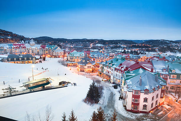 горнолыжные подъемники в деревня мон-трамблане (mont tremblant) - ski resort winter ski slope ski lift стоковые фото и изображения