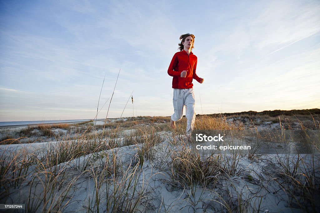 Hombre joven sana corriendo en la playa - Foto de stock de 20 a 29 años libre de derechos