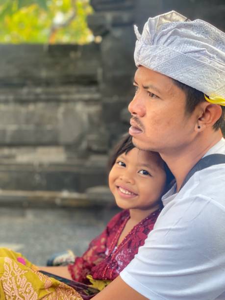 pria bali dan gadis kecil di kuil - budaya indonesia foto potret stok, foto, & gambar bebas royalti