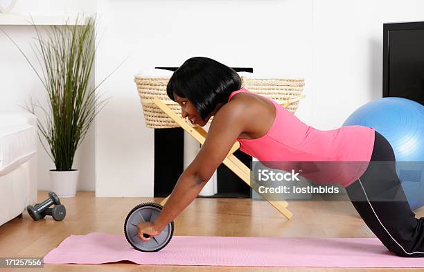 Afroamericana Mulher Exercitar Em Casa - Fotografias de stock e mais imagens de Pilates - Pilates, Recém-nascido, Abdominais