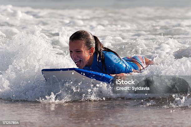 Foto de Surf e mais fotos de stock de Adolescente - Adolescente, Adolescentes Meninas, Adolescência