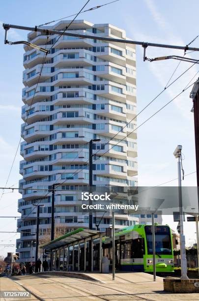 Diethreepenny Bisschen Buildingin Croydon Mit Der Straßenbahn Stockfoto und mehr Bilder von Abwarten