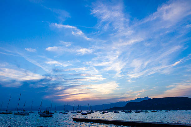 日没で湖ガルダ,イタリア - lake garda sunset blue nautical vessel ストックフォトと画像