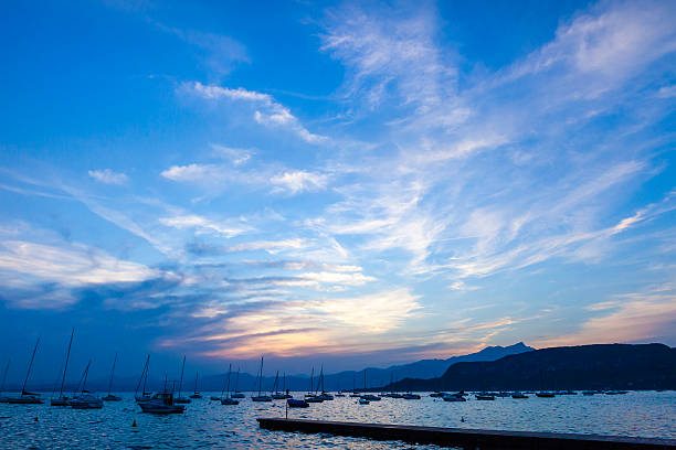 закат на озере гарда, италия - lake garda sunset blue nautical vessel стоковые фото и изображения