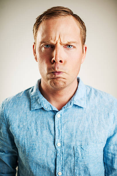 hombre fruncir el ceño - blue eyes flash fotografías e imágenes de stock