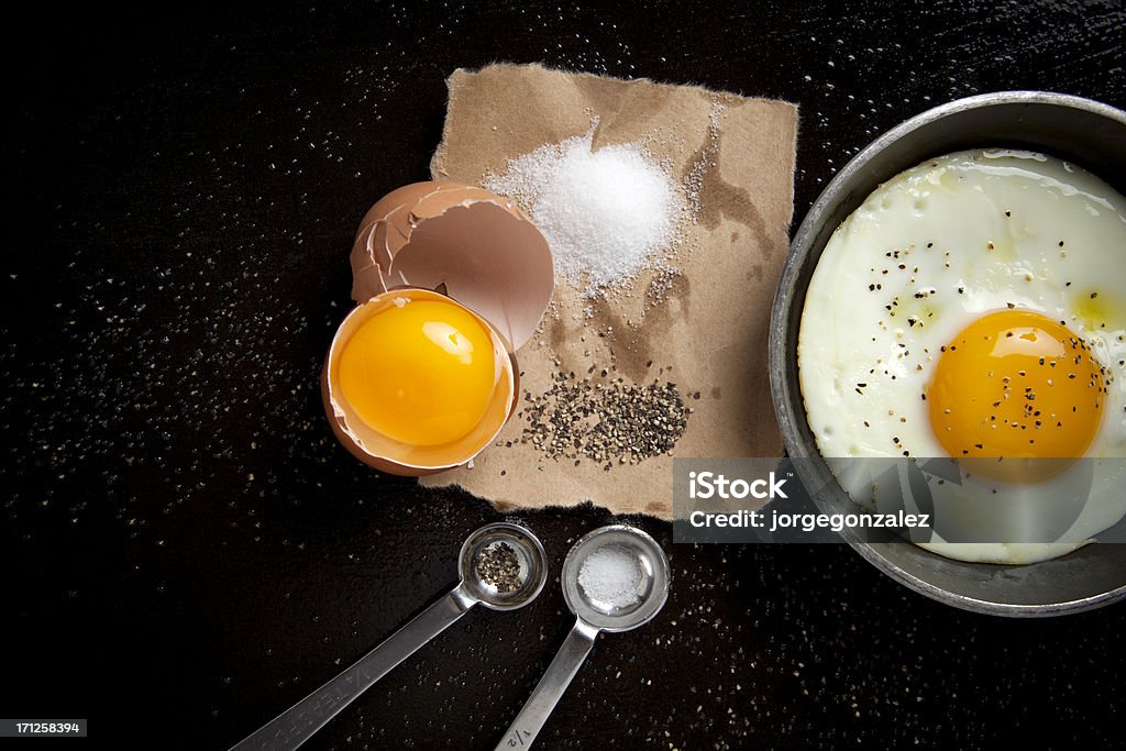 Uovo e pepe nero - Foto stock royalty-free di Acciaio