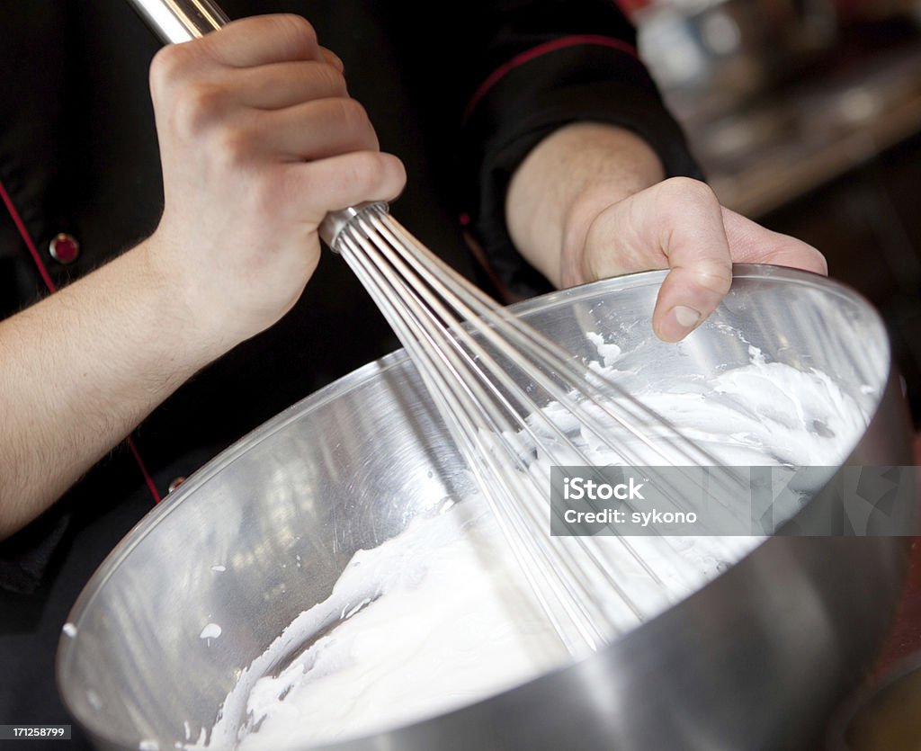 Préparation Crème sucrée - Photo de Chef cuisinier libre de droits
