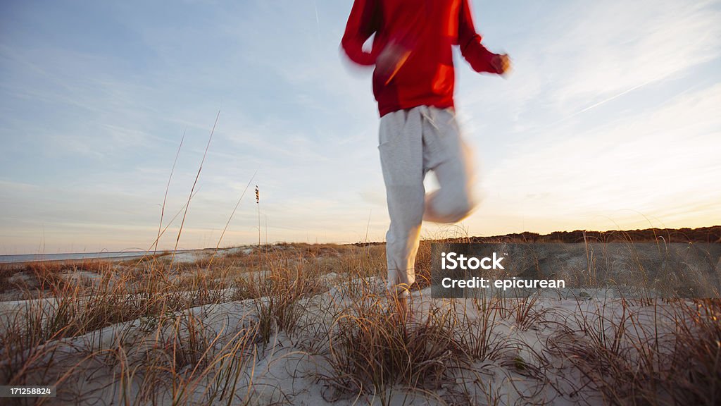 Sana giovane uomo che corre sulla spiaggia - Foto stock royalty-free di Adulto