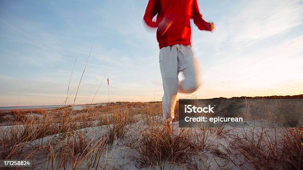 Sana Giovane Uomo Che Corre Sulla Spiaggia - Fotografie stock e altre immagini di Adulto - Adulto, Ambientazione esterna, Atleta di atletica leggera