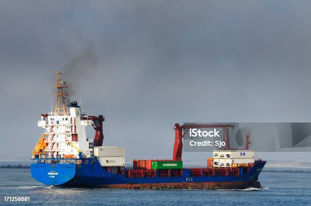 Foto de Navio Cargueiro e mais fotos de stock de Frete - Frete, Fumaça, Mar