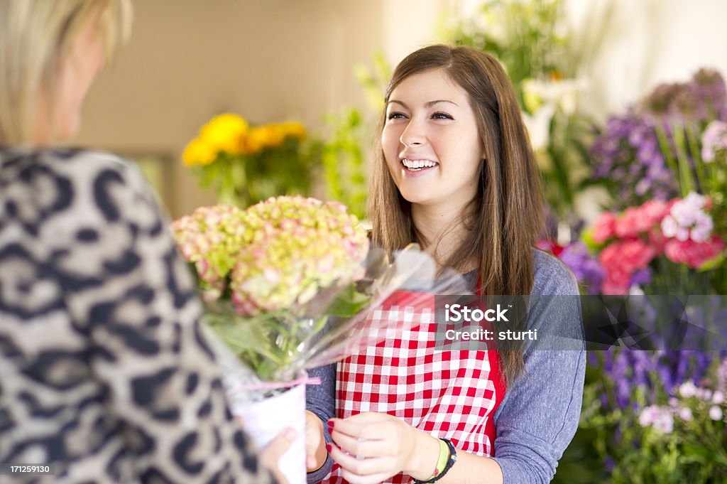 young florist mit Kunden - Lizenzfrei 16-17 Jahre Stock-Foto