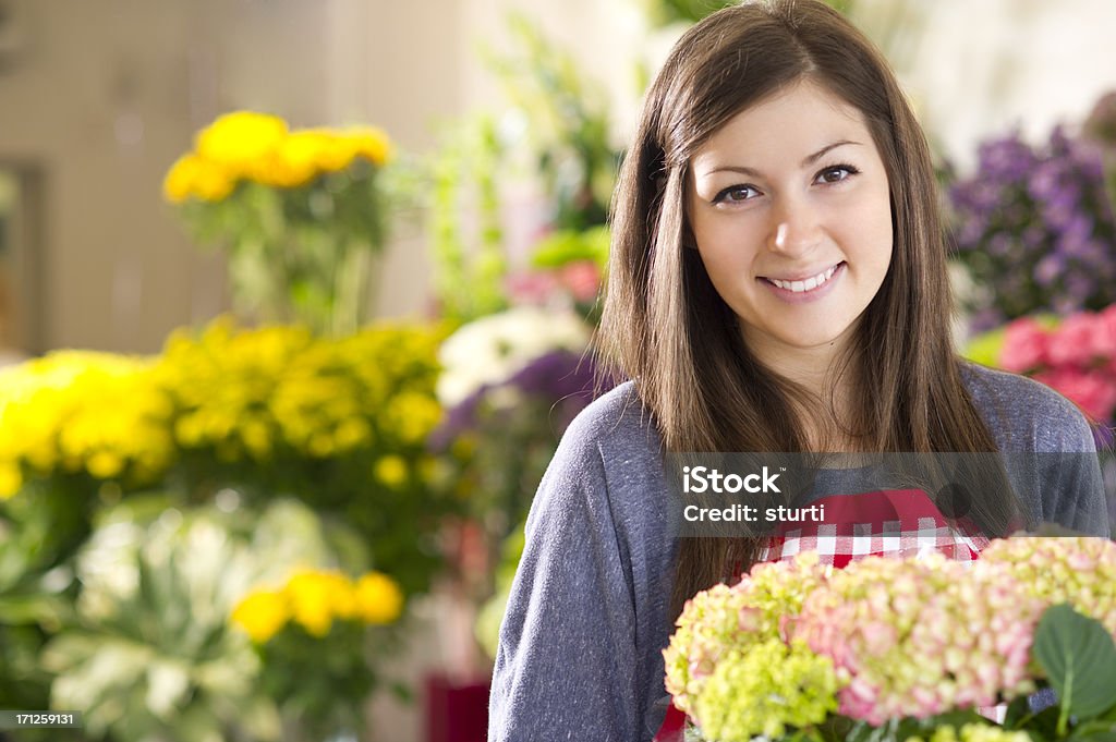 Feliz niña que lleva las flores - Foto de stock de Adolescente libre de derechos