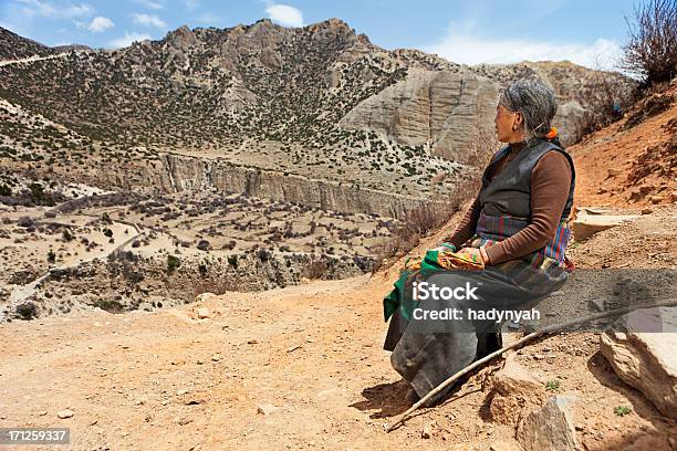 Tibetische Frau Sitzt Auf Dem Rock Mustang Nepal Stockfoto und mehr Bilder von Eine Frau allein
