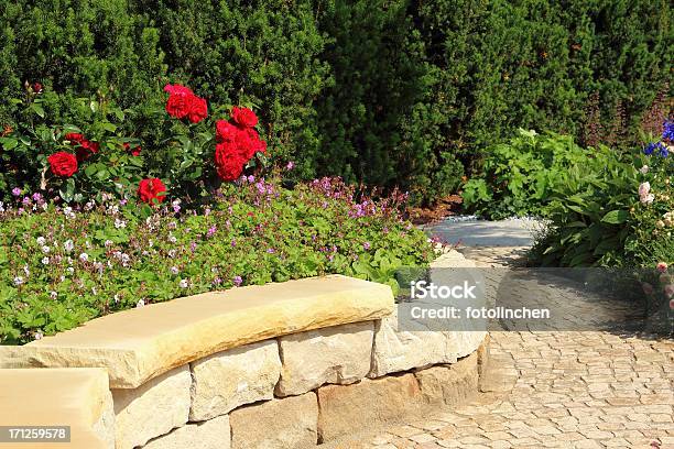 Garten Und Landschaft Stockfoto und mehr Bilder von Steinmauer - Steinmauer, Hausgarten, Blume