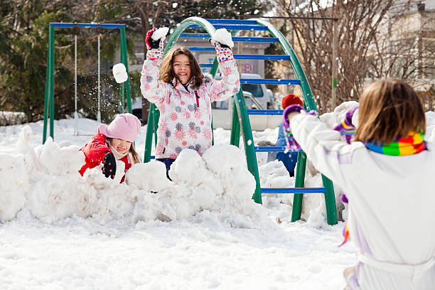 인공눈 싸움 - playground snow winter little girls 뉴스 사진 이미지