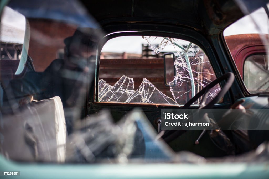 Concentré et de verre brisé fenêtre à partir d'une vieille voiture bleue - Photo de Abstrait libre de droits