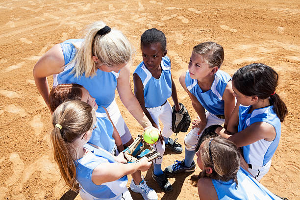 softball equipo con entrenador en huddle - clothing team sport serious viewpoint fotografías e imágenes de stock