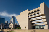 dallas-texas-city-hall-einzigartige-architektur-und-den-wolkenkratzern-im-hintergrund.jpg?b=1&s=170x170&k=20&c=0KOXLmoCfQOW3M3mZbBx7gAmeG5OUU73an4hBNdKVLY=
