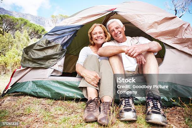 A Divertirse Com Uma Reforma Getaway Outdoor - Fotografias de stock e mais imagens de 60-69 Anos - 60-69 Anos, Acampar, Adulto