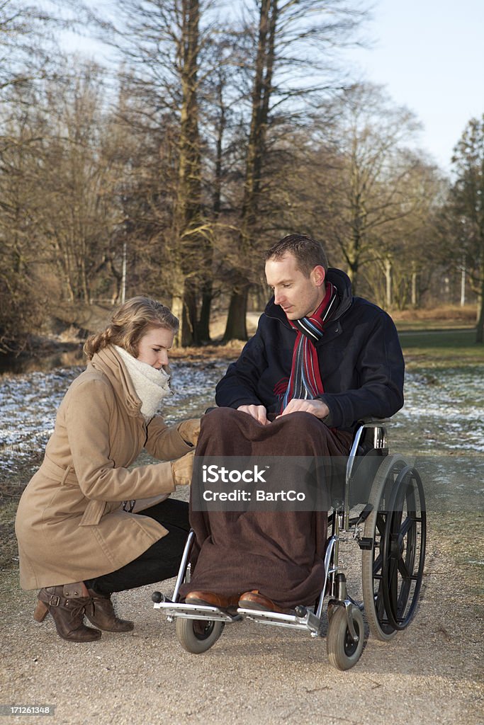 Fêmea guarda ajudar homem com deficiência - Royalty-free 20-29 Anos Foto de stock