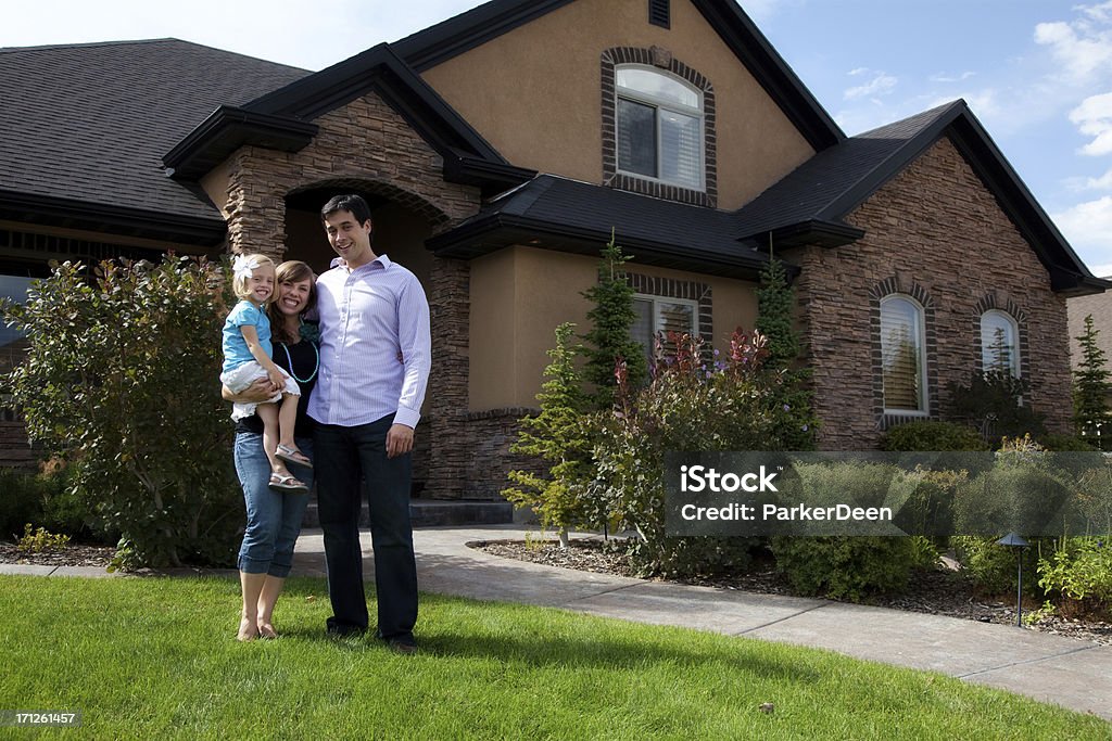 Linda Pareja joven y niño con una hermosa casa - Foto de stock de Casa libre de derechos