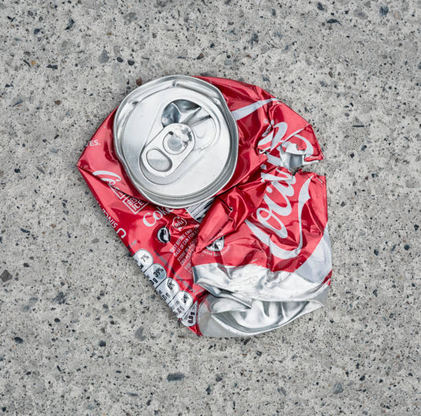 coke können einstreu - crushed can soda drink can stock-fotos und bilder
