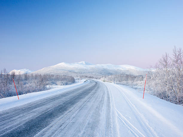 strada attraverso arctic tundra - snow nature sweden cold foto e immagini stock