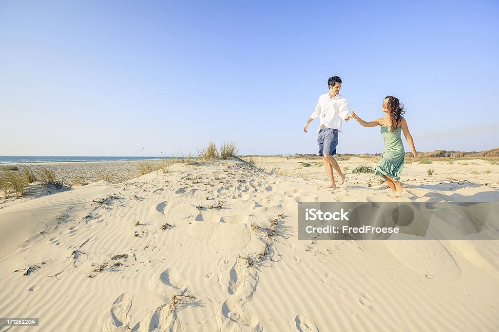 Heureux jeune couple à la plage - Photo de Adulte libre de droits
