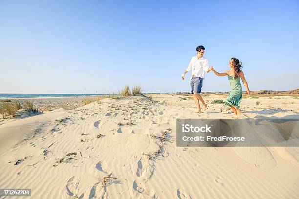 Photo libre de droit de Heureux Jeune Couple À La Plage banque d'images et plus d'images libres de droit de Adulte - Adulte, Affectueux, Amour