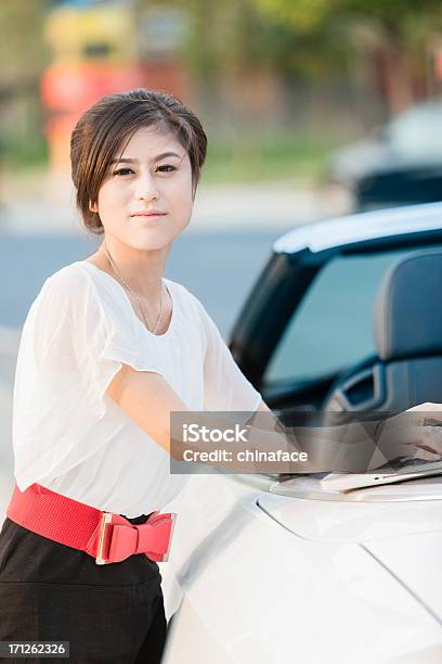 아시아 기업 노트북을 사용하는 여성 동안 라잉 On Cabriolet 카폰에 20-24세에 대한 스톡 사진 및 기타 이미지 - 20-24세, 20-29세, 25-29세