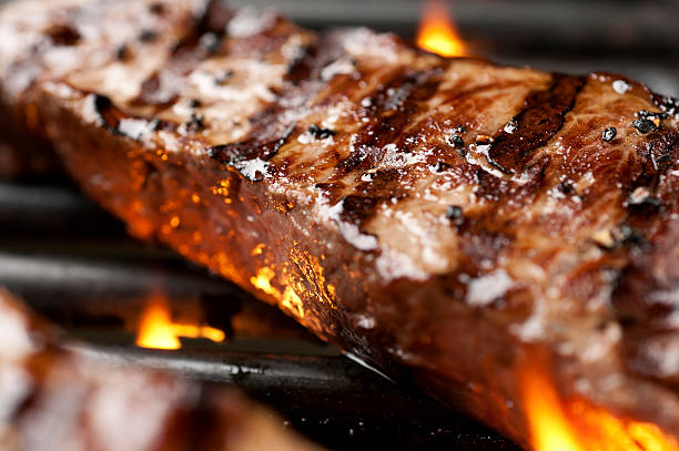 ny strip steak - strip steak steak barbecue grill cooked - fotografias e filmes do acervo