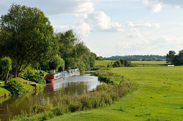 Oxford canal Canal Boats on the Oxford canal at the village of Somerton in Oxfordshire oxfordshire stock pictures, royalty-free photos & images