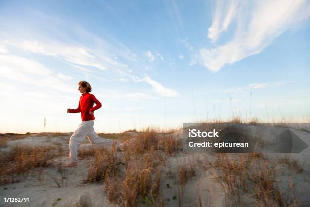 Hombre Joven Sana Corriendo En La Playa Foto de stock y más banco de imágenes de 20 a 29 años - 20 a 29 años, Adulto, Adulto joven