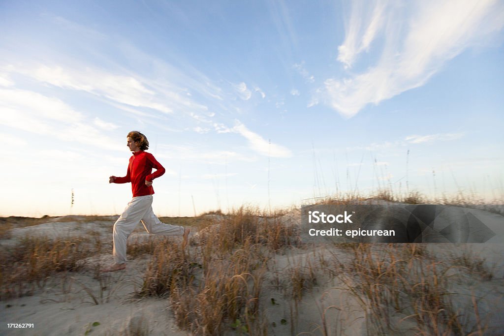 Homem Jovem saudável, correndo na praia - Foto de stock de 20 Anos royalty-free