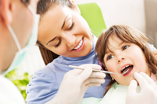 visita al dentista. - human teeth child smiling family fotografías e imágenes de stock