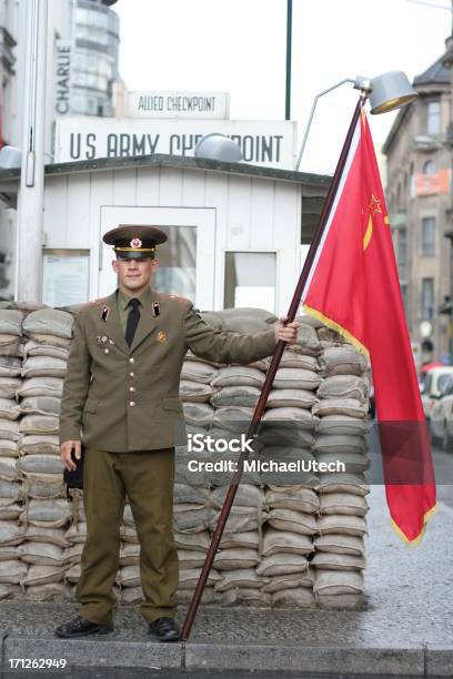 소련 병정 Checkpoint Charlie 군사에 대한 스톡 사진 및 기타 이미지 - 군사, 보안 장벽, Allied Forces