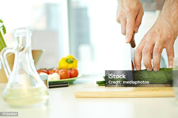 Rodajas De Pepino Foto de stock y más banco de imágenes de Adulto - Adulto, Afilado, Agarrar