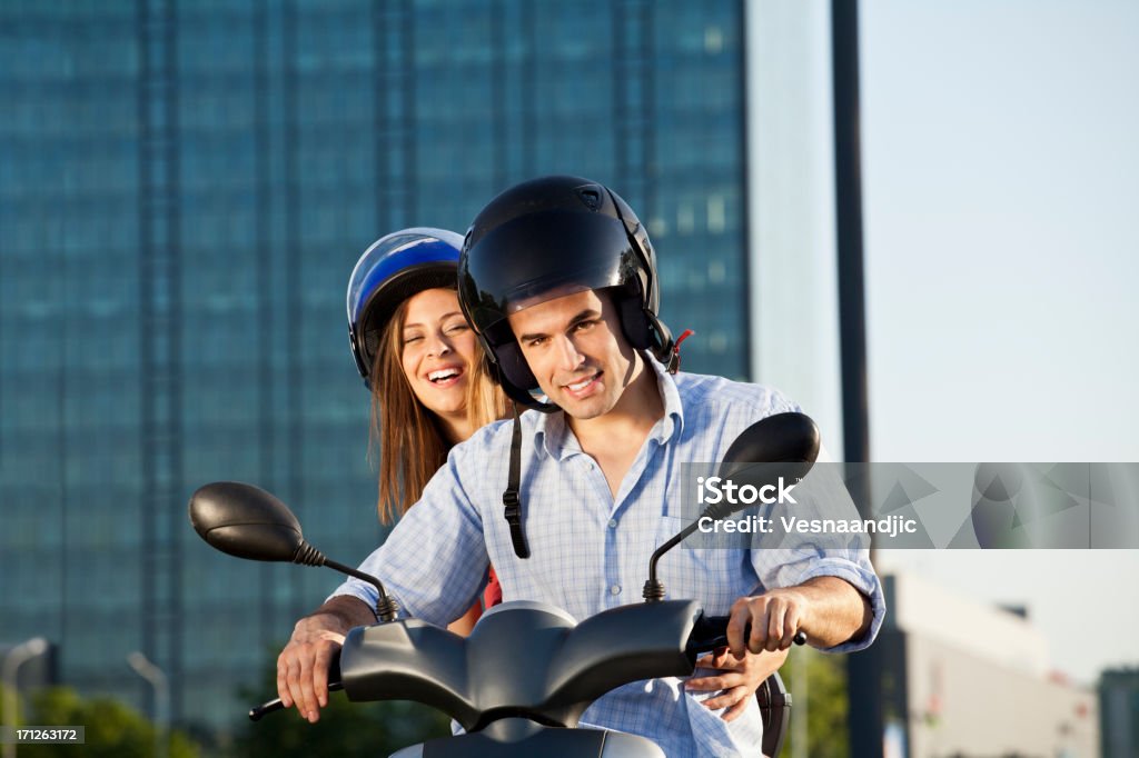 Pareja en motoneta - Foto de stock de Casco - Herramientas profesionales libre de derechos