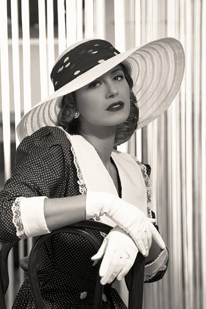 old hollywood.woman em chapéu - women sex symbol femme fatale fashion model - fotografias e filmes do acervo