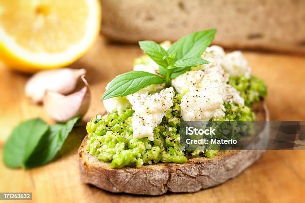 Salsa Di Fagioli E Piselli Freschi Ampia - Fotografie stock e altre immagini di Fava - Pianta - Fava - Pianta, Bruschetta, Piselli freschi