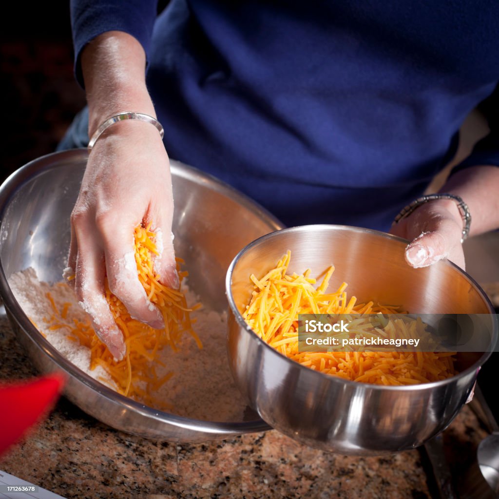 Agregar queso mientras cocinar - Foto de stock de Acero libre de derechos