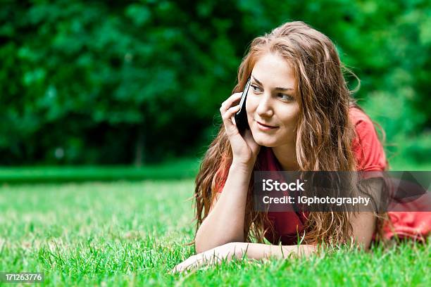 魅力的な若い女性のスマート電話で話しているのである - カラフルのストックフォトや画像を多数ご用意 - カラフル, グローバルコミュニケーション, コミュニケーション